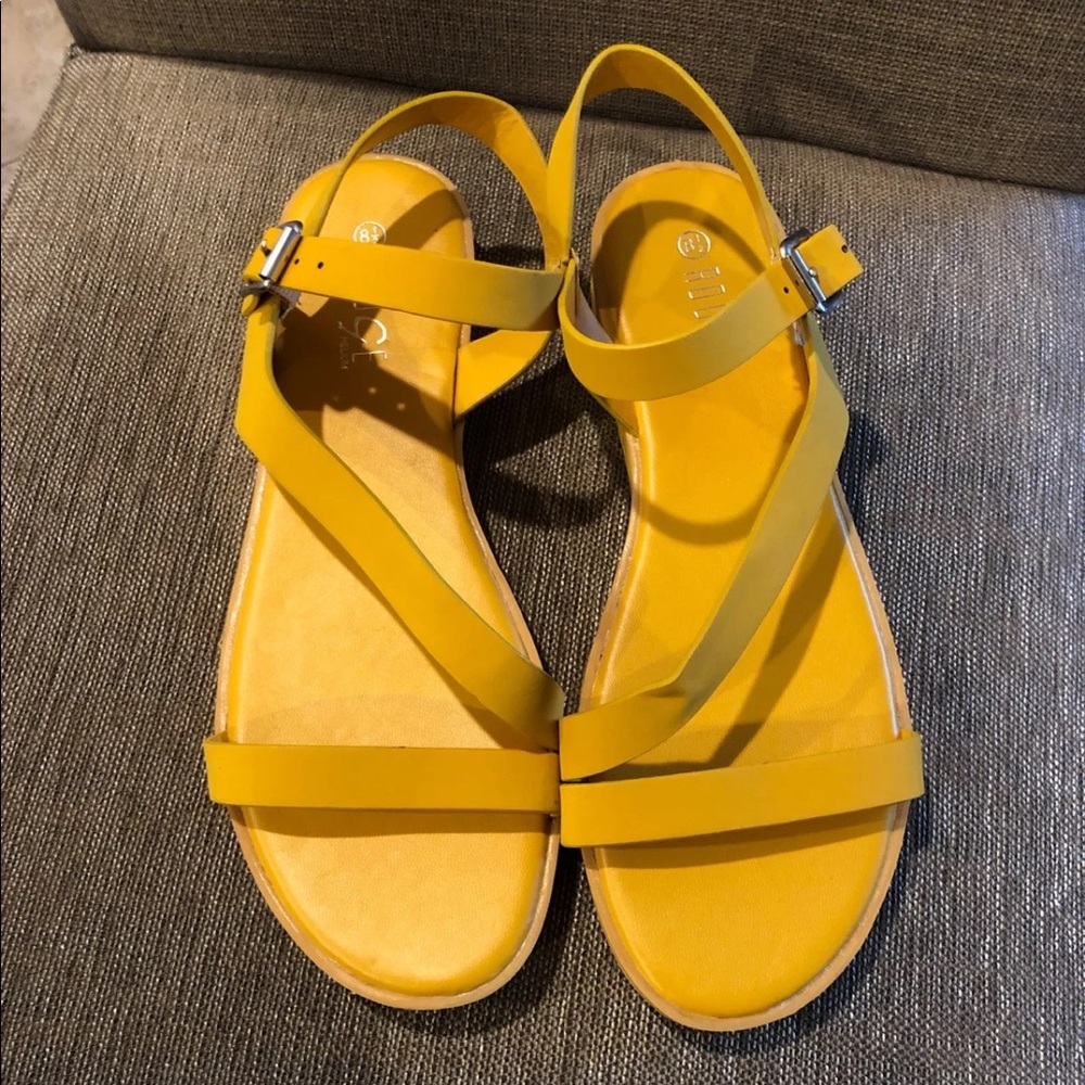 Sandals Mustard Yellow Sz 8 1/2 Ladies. NEW.